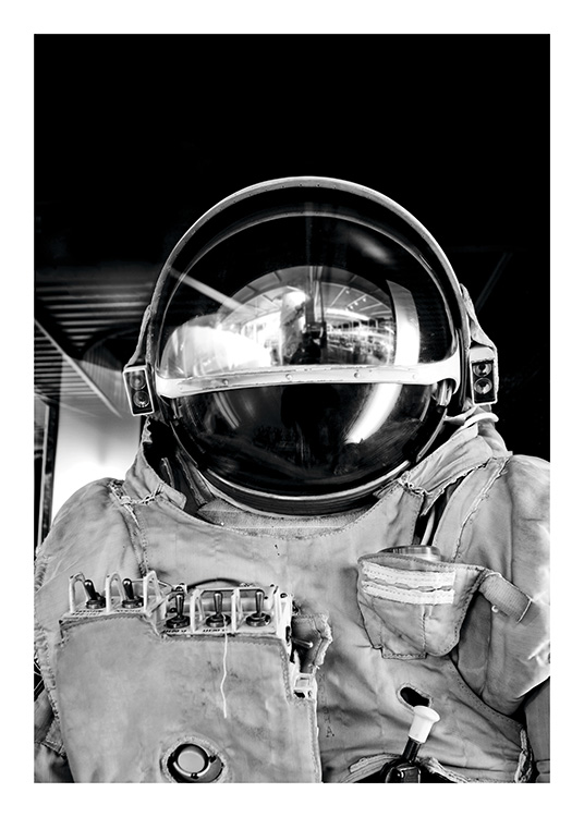 Black and White Astronaut Poster / Black & white at Desenio AB (11166)