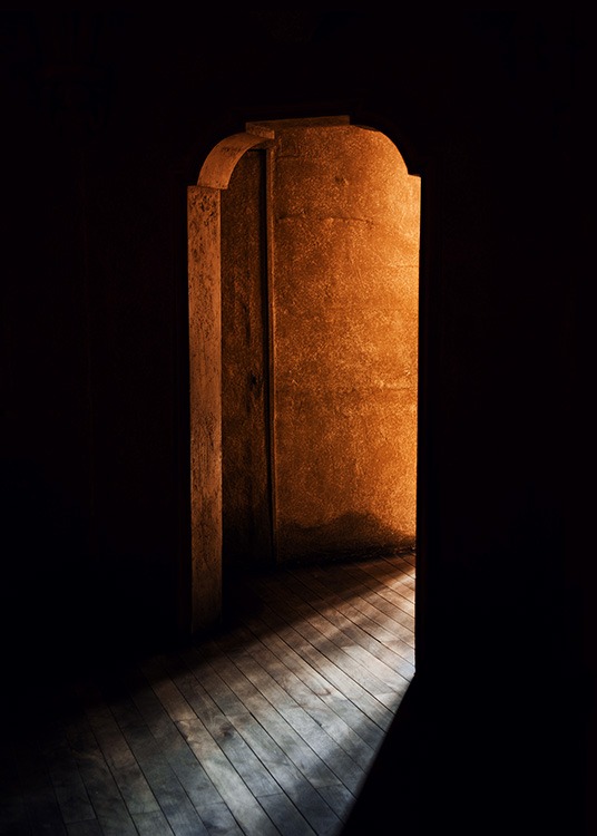 – Photograph of the light shining through an opening between dark walls. 